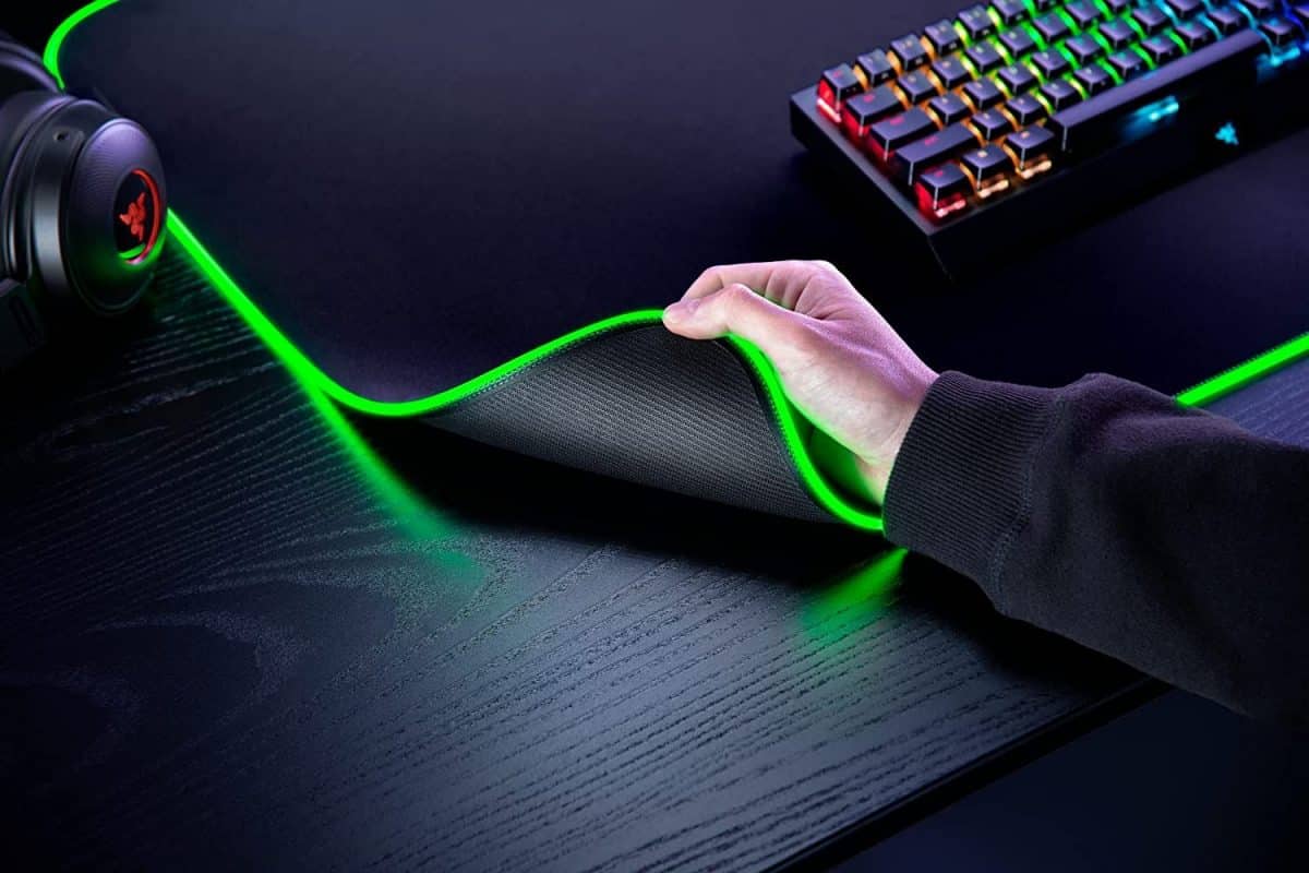 Razer GOLIATHUS CHROMA 3XL - Gaming Mousepad - RGB - Soft, Cloth Material - Balanced Control & Speed