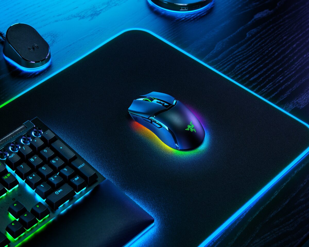 Razer COBRA PRO - Wireless Gaming Mouse - 30000 DPI - RGB UNDERGLOW - Bluetooth / 2.4Ghz - 77g